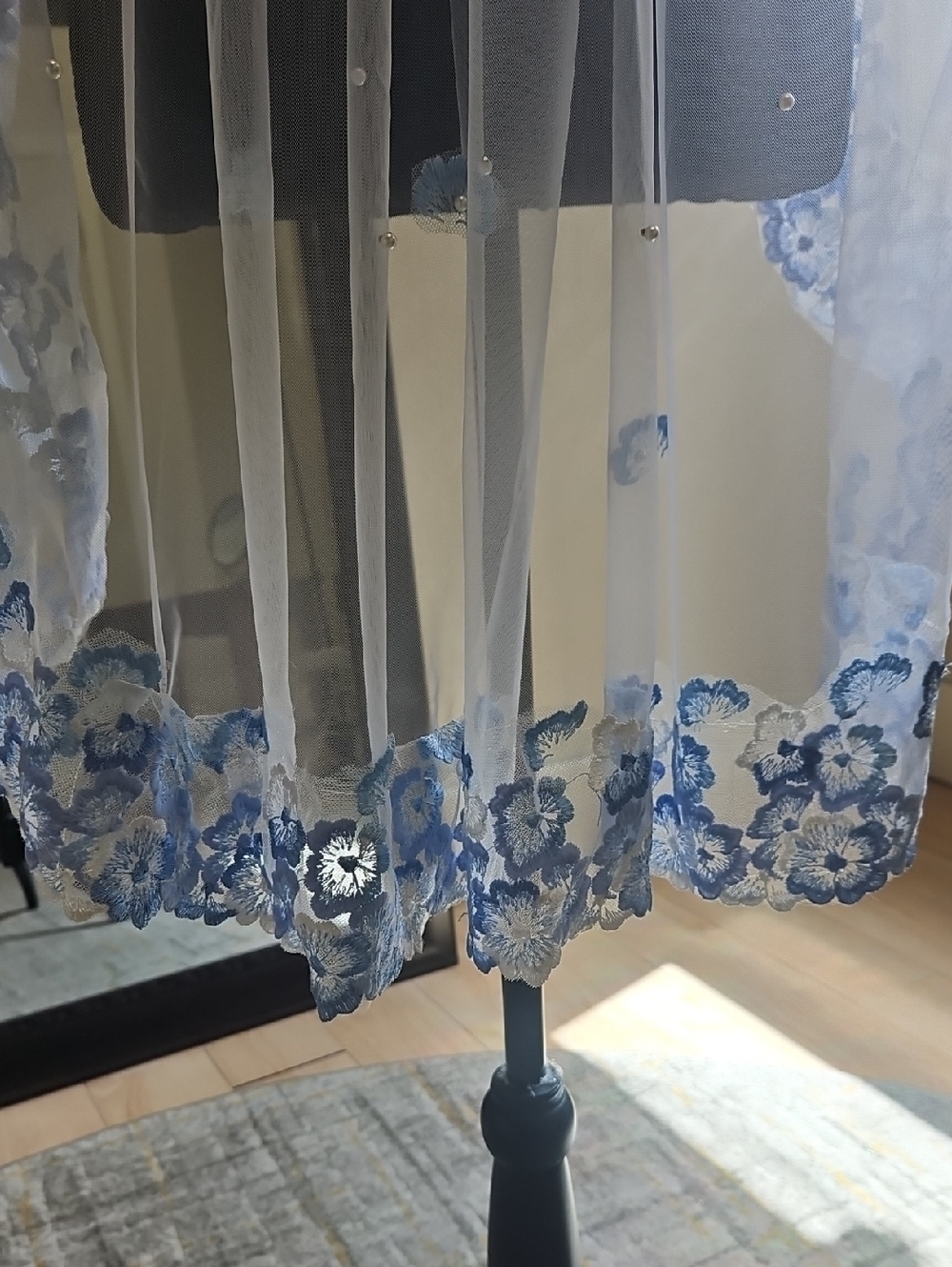 39" white & blue veil, 1 tier, lace applique edge w/ scattered pearls and metal - Picture 5 of 17